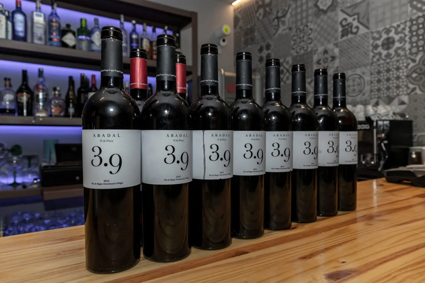 Botellas de Abadal 3.9, DO Pla de Bages, en la barra de L'Antiga Sastreria