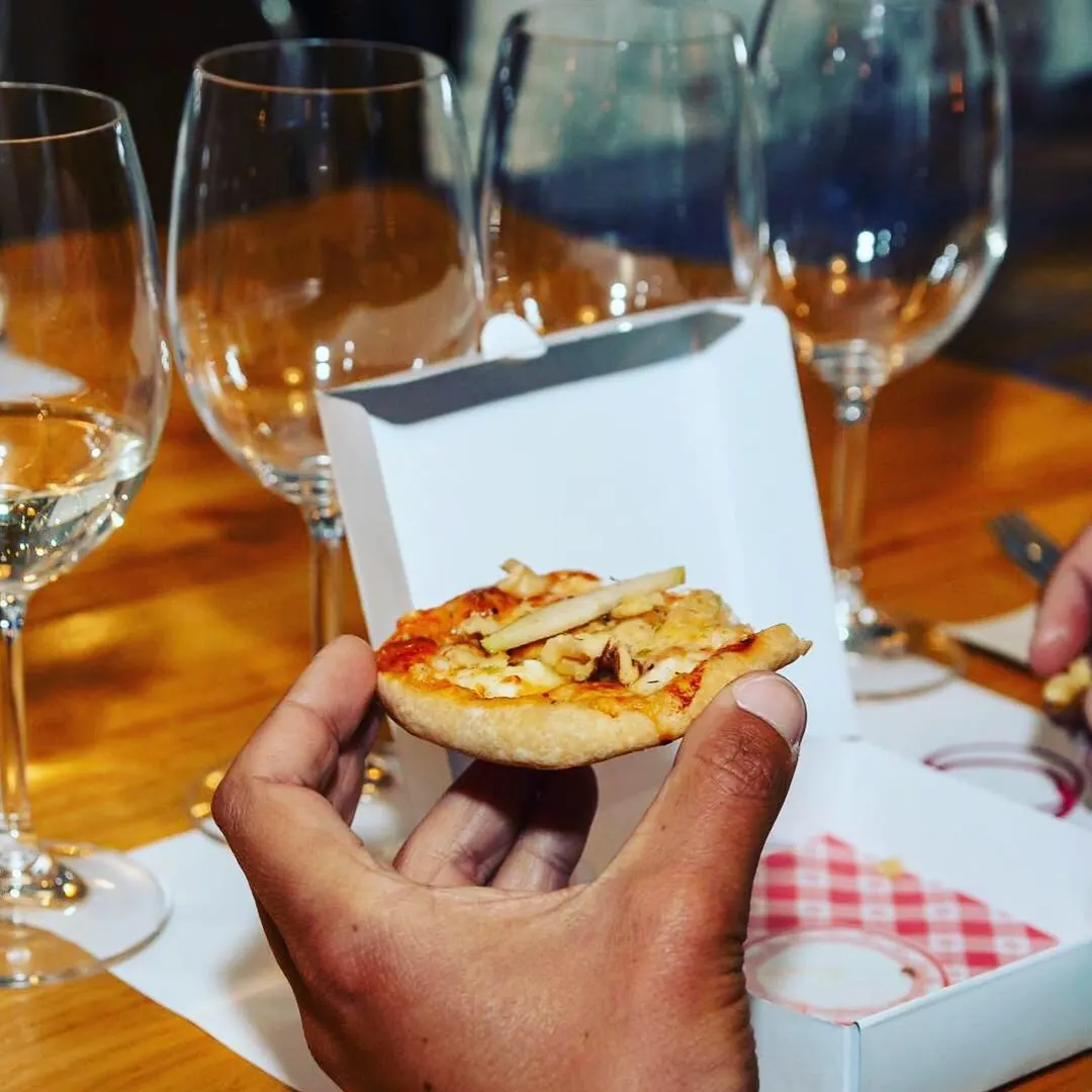 Pizzeta de maridaje con copa de vino blanco