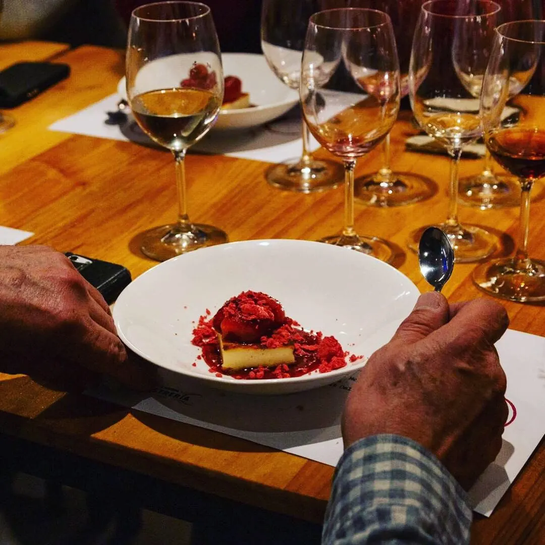 Postre con frutos rojos y vino dulce en un maridaje de L'Antiga Sastreria