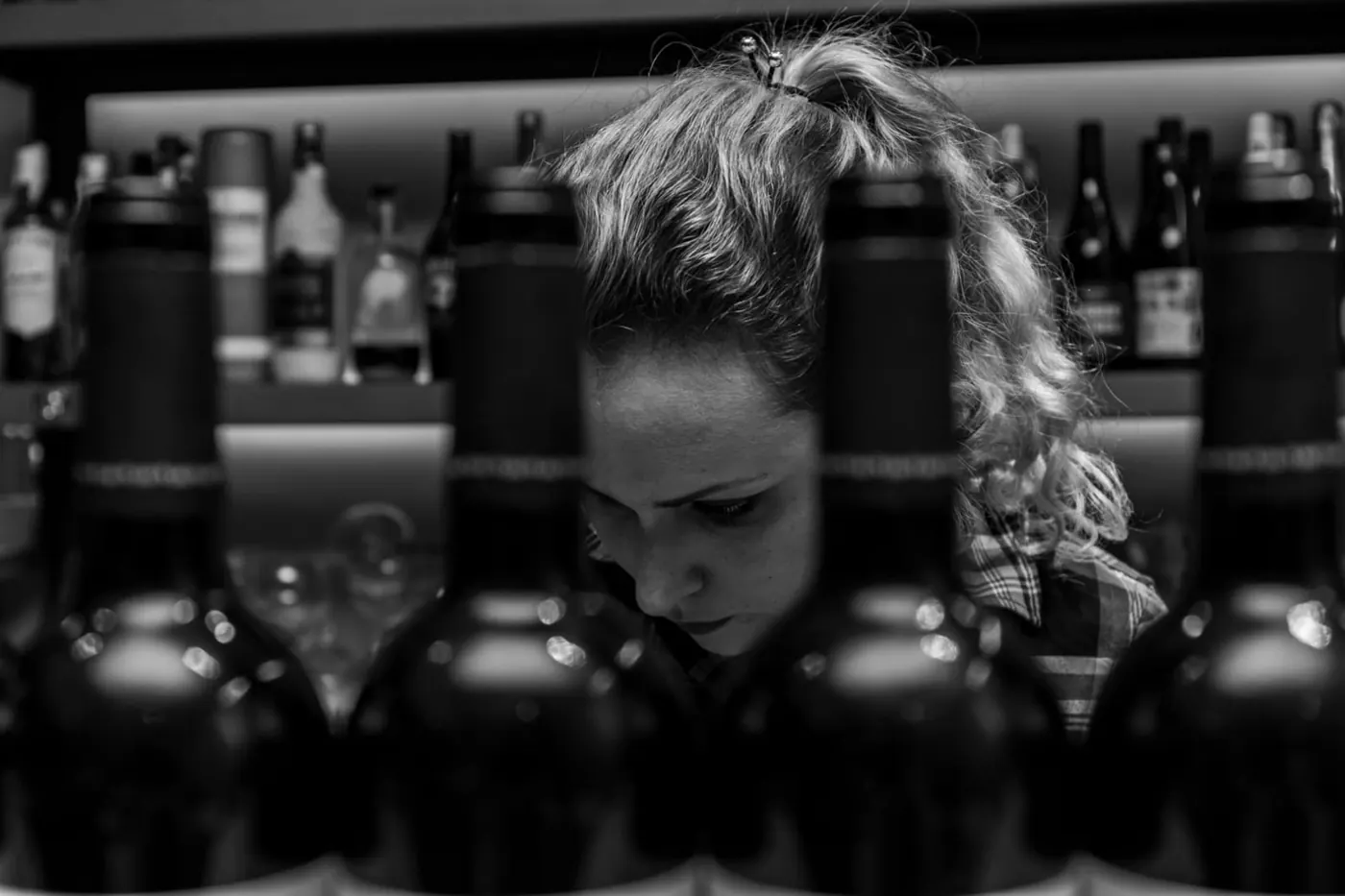 Sabrina en la barra de L'Antiga Sastreria
