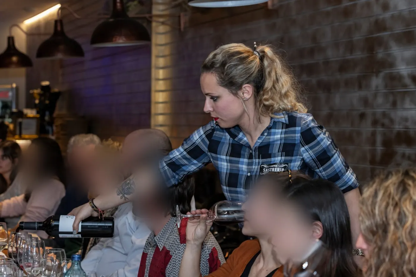 Sabrina sirviendo vino Abadal en una noche de maridaje en L'Antiga Sastreria